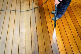 "הכנת הדק . שלב שכולל ניקוי של הדק משכבות שמן וצבע שיש עליו"